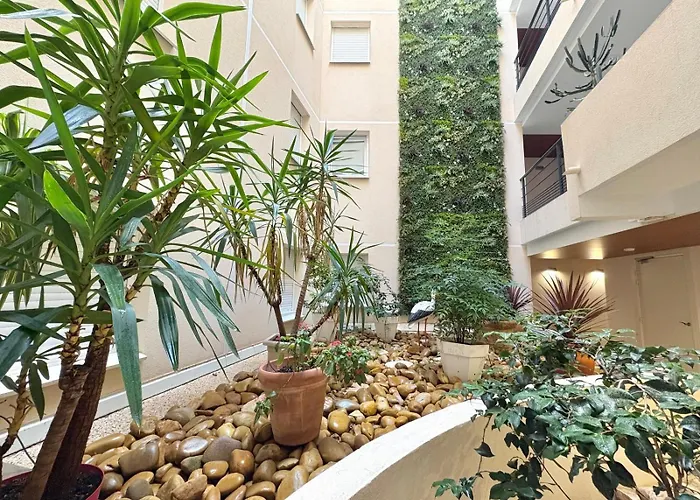 à 100 M Des Plages Rue De Provence